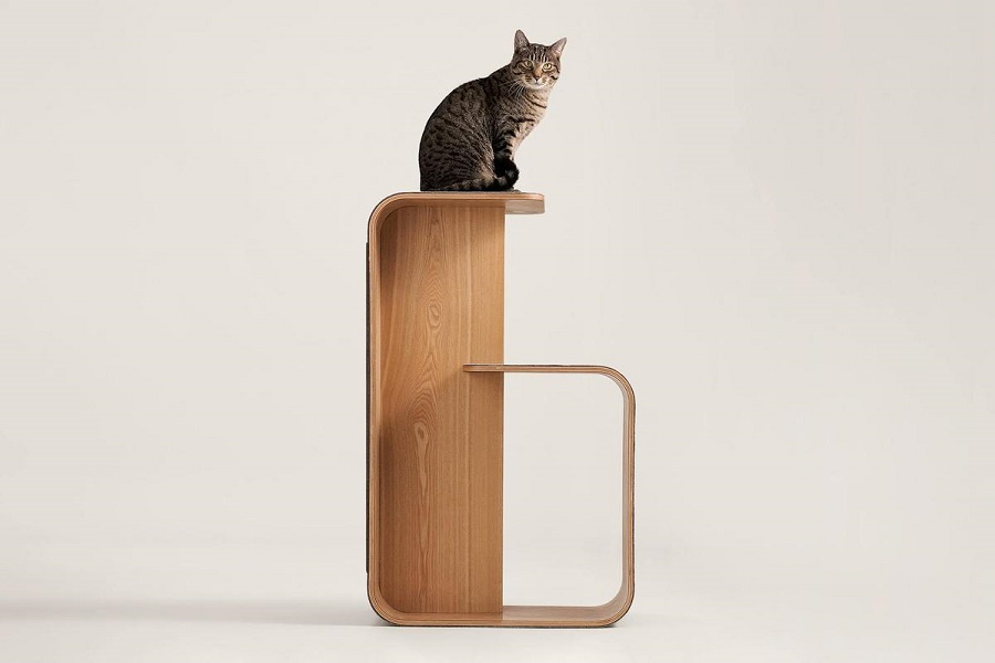 The Sprout is a modern cat tree without carpet, instead it's got a mod, minimalist design with soft felt covering it's platforms.
